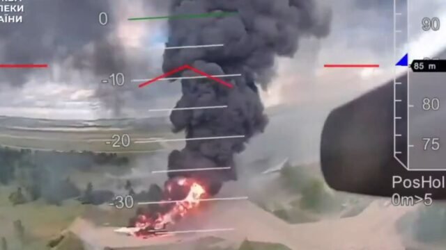 Increíbles nuevas imágenes de Op Spiderweb de Ucrania Shows de contrabando de drones que despegan y salen a los bombarderos Burning de Putin
