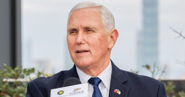 'Integridad y fe': Mike Pence elogia condenado el 6 de enero Montono que rechazó el perdón
