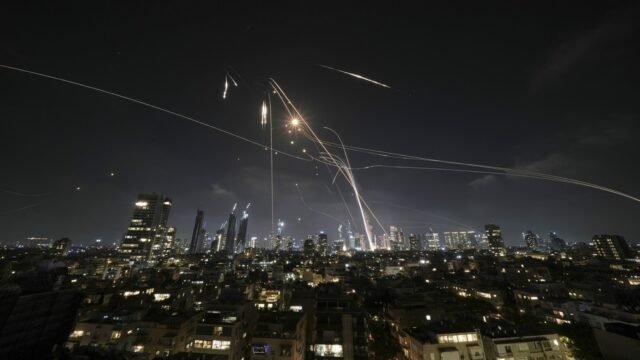 Irán dispara aluvión de misiles balísticos en Israel - RT World News
