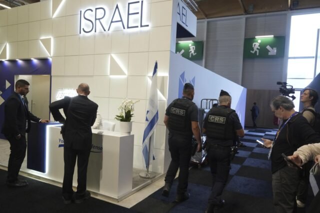 Israel condena paredes de partición negra alrededor de sus pabellones en Paris Air Show
