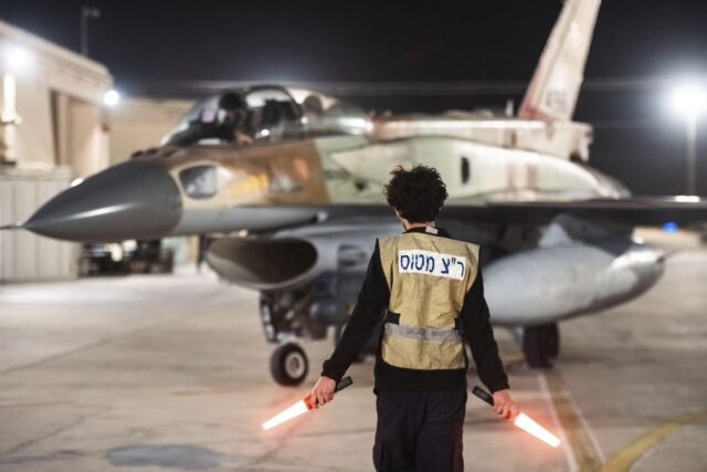Israel continúa 'olas' de huelgas contra Irán después de que los bombarderos estadounidenses eliminan sitios nucleares
