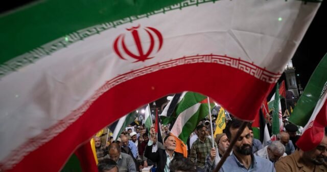 Israel está listo para lanzar la operación en Irán, múltiples fuentes le dicen a CBS News
