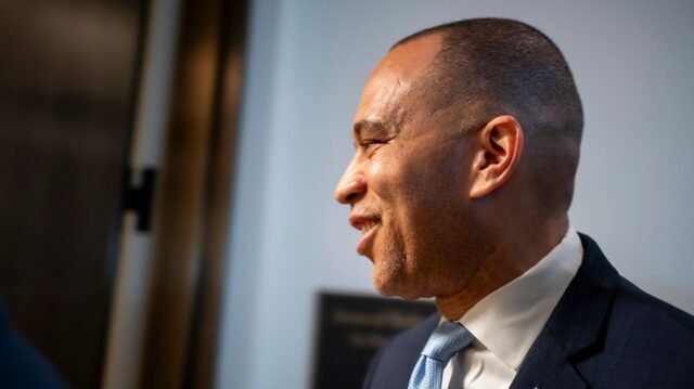 Jeffries Jabs Ernst sobre los cortes de Medicaid
