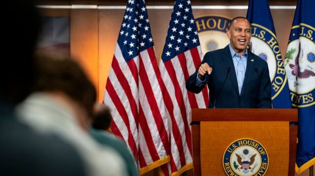 Jeffries dice que Trump inflamando los disturbios en Los Ángeles 
