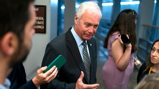 Johnson explota la casa 'grande, hermosa' Bill, respalda el almizcle
