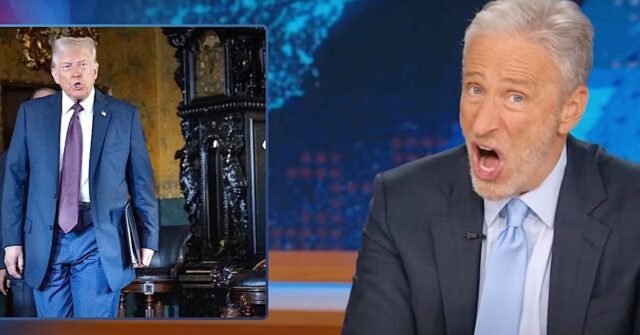 Jon Stewart clavan problemas con la nueva conspiración 'loca' de Trump
