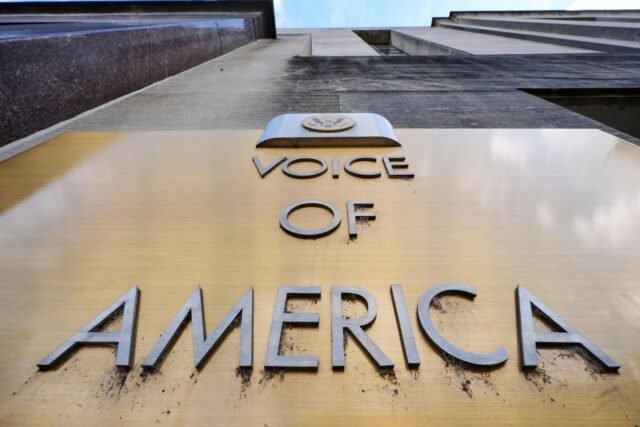 Judge busca más información sobre los recortes de la administración Trump a Voice of America
