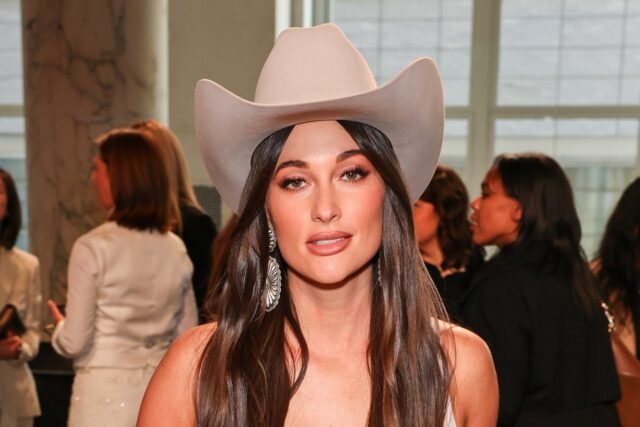 Kacey Musgraves cancela el espectáculo de Nashville después de romper la costilla en 'Fall extremadamente duro'
