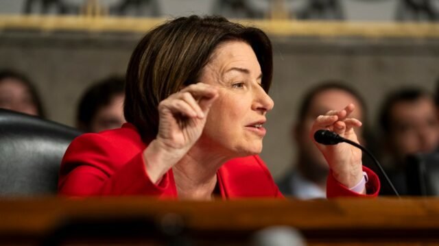 Klobuchar condena las publicaciones de Mike Lee sobre Minnesota Sospeche: 'Esto no es divertido'
