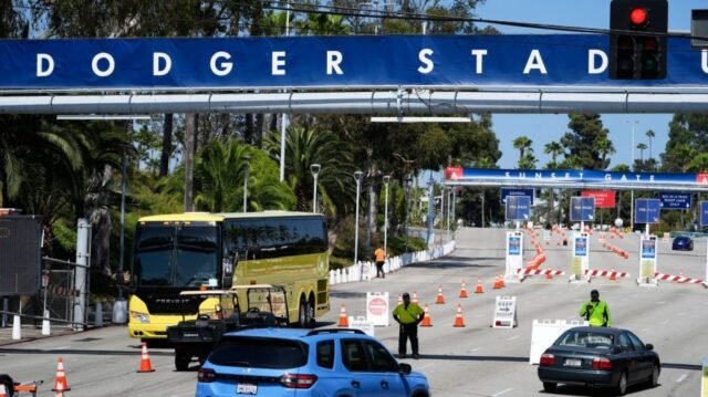 LA Dodgers Promedía $ 1M para apoyar a las comunidades de inmigrantes después de la reacción violenta de Ice Raid
