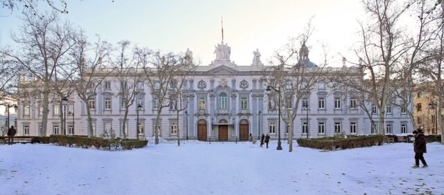 La Corte Suprema de España defiende la ley que indica que los empleadores que pagan al personal tarde deben toser un 10% de intereses
