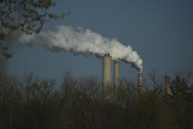 La EPA dice que las emisiones de carbono de la planta de energía no son peligrosas, y contradicen años de consenso científico
