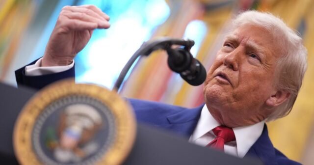 La administración Trump le pide a la Corte Suprema que lo permita avanzar con despidos masivos de la fuerza laboral federal
