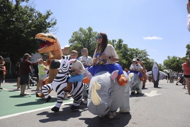 La ciudad de New Hampshire en 'Jumanji' marca el 30 aniversario con carrera de disfraces animales
