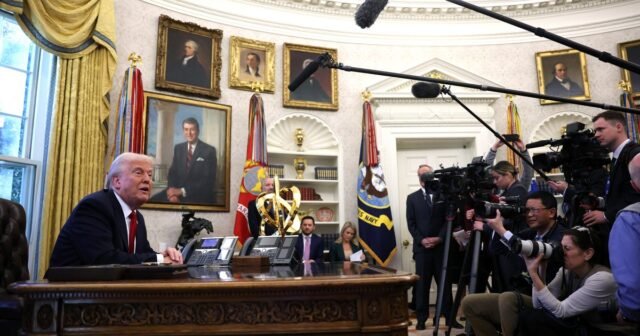 La corte de apelaciones permite a Trump prohibir AP de espacios más pequeños por ahora
