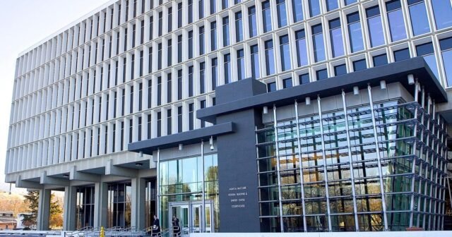 La demanda desafía la ley de Nueva Idaho que restringe los beneficios para los inmigrantes indocumentados
