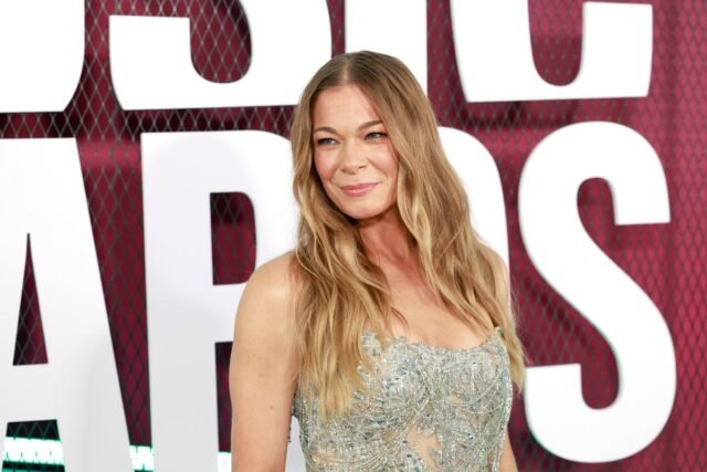 La estrella del country LeAnn Rimes sufre un momento 'vergonzoso' a medida que se caen los dientes a mitad

