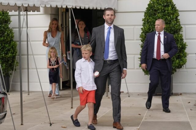 La familia Trump anuncia otra empresa, una compañía de teléfonos móviles
