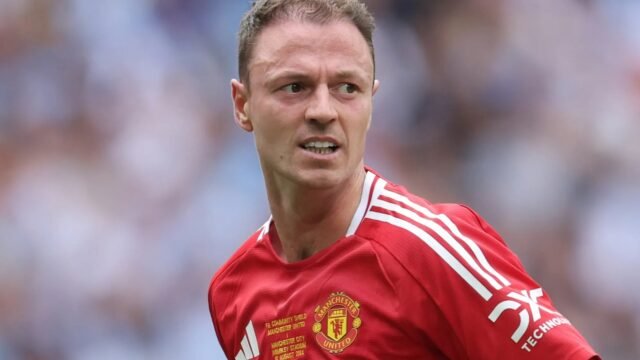 La leyenda de Man Utd Jonny Evans, al borde del nuevo trabajo, solo unos días después de la jubilación con el ganador de Prem ofreció un papel influyente
