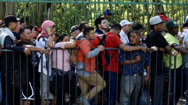La mayor deportación masiva de Trump Orders en la historia ' - RT World News
