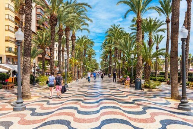 La policía rápidamente encuentra a un hijo autista perdido de turistas británicos angustiados en Alicante
