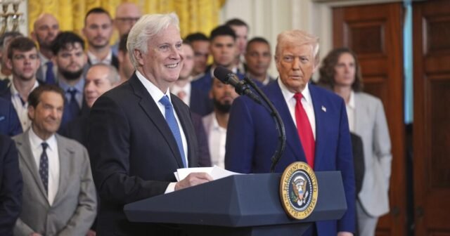 La recompensa de los Dodgers por inclinar a Trump fue una visita de los agentes federales
