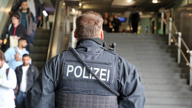 Lanzamiento de la policía alemana a nivel nacional en línea en el 'discurso de odio' en línea - RT World News

