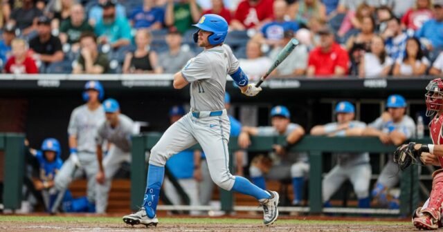 Las esperanzas del título de la Serie Mundial universitaria de UCLA terminan en pérdida ante Arkansas
