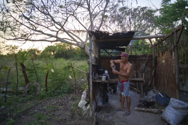 Las familias cubanas diseñan soluciones ingeniosas para soportar la escasez de energía frecuente
