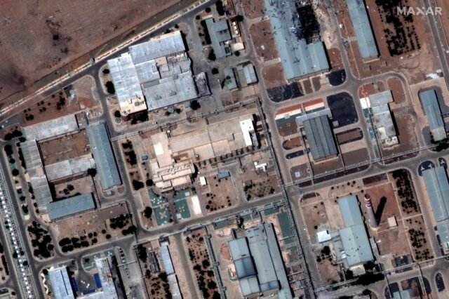 Las imágenes satelitales muestran el impacto de las huelgas en los sitios nucleares de Irán
