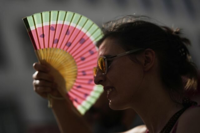 Las ondas de calor severas llegaron al sur de Europa a medida que las autoridades locales advierten contra los riesgos de incendios forestales
