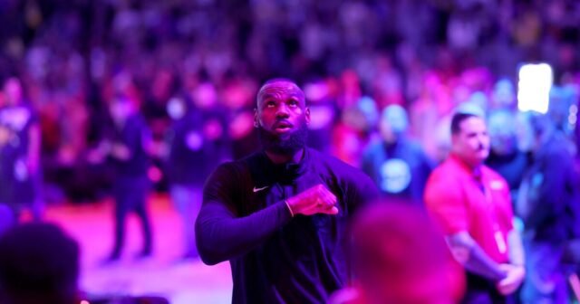 LeBron James ejerce su opción de jugador, establece el registro de la NBA
