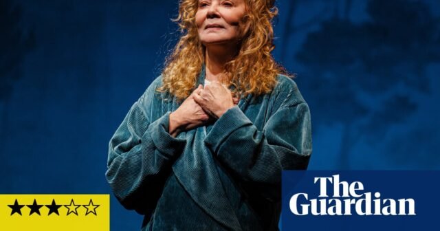 Llámame Izzy Review-Jean Smart es mejor que su show de una mujer | Broadway

