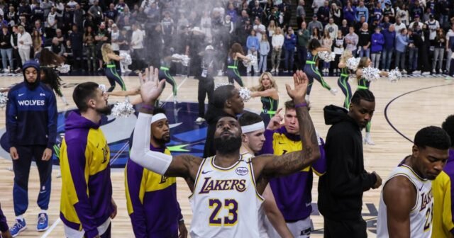 Los Lakers comercian con Chicago Bulls para ascender en el draft de la NBA
