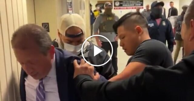 Los agentes de ICE arrestan a Brad Lander en el Tribunal de Inmigración de Nueva York

