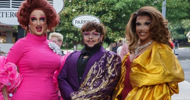 Los artistas de los artistas drag atacaron la visita del Centro Kennedy de Trump de la manera más fabulosa
