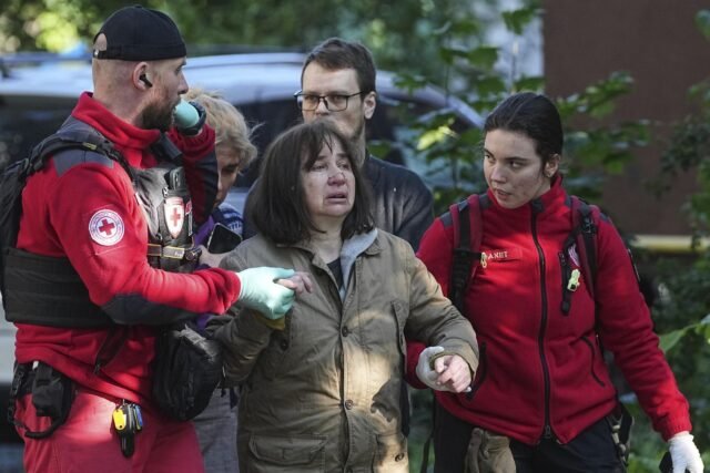 Los ataques rusos contra Ucrania matan al menos a 10 personas, la mayoría de ellos en Kiev
