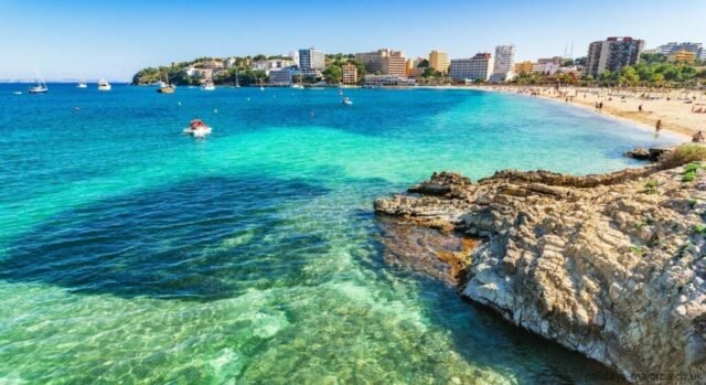 Los británicos enfrentan cargos de asesinato después de una pelea masiva dentro del restaurante turístico de Mallorca
