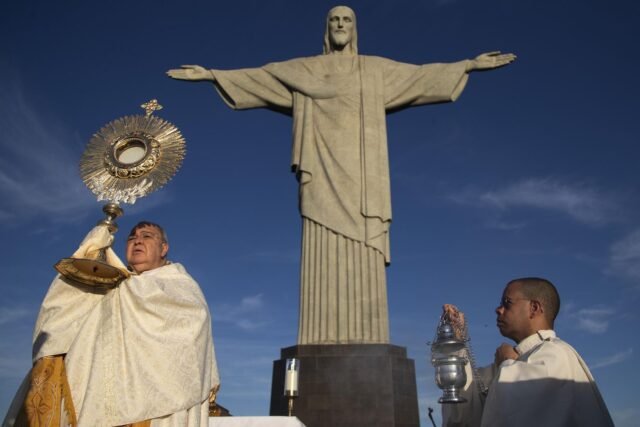 Los católicos piden acción ambiental en la icónica estatua de Redenter de Río de Janeiro.
