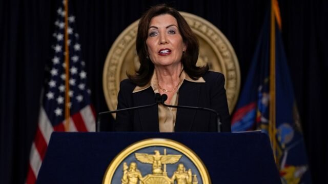 Los demócratas de Nueva York cierran rangos en torno a Hochul en medio de la revuelta principal del diputado
