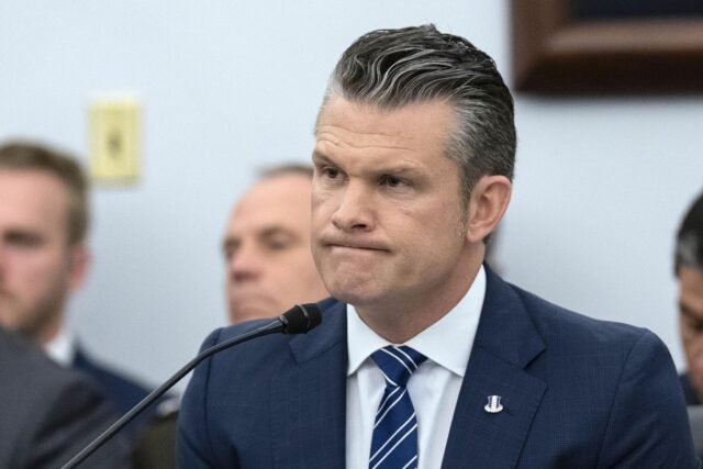 Los demócratas de la Cámara critican a Hegseth por falta de detalles del presupuesto de defensa
