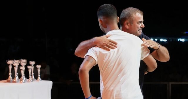 Los duelistas líricos de Chipre escupen rimas feroces mientras luchan contra las lamidas de un violín

