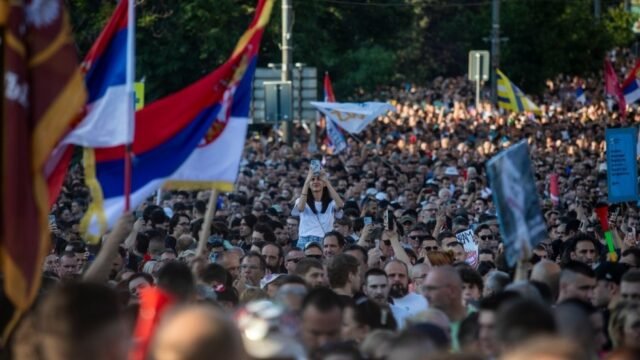 Los manifestantes antigubernamentales erigieron barricadas en Belgrado (videos)-RT World News
