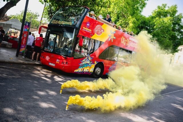 Los manifestantes antituristas se hacen cargo del entrenador turístico en Mallorca con bombas de humo antes de la marcha de la misa mañana

