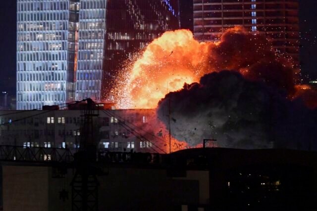Los misiles iraníes penetraron en las defensas aéreas de Israel el viernes. ¿Qué tan IronClad es el sistema?
