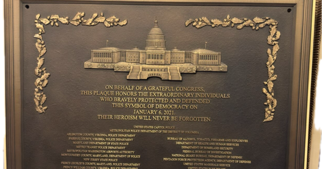 Los oficiales de policía presentan una demanda civil que busca la orden judicial para colgar la placa del 6 de enero en el Capitolio de los Estados Unidos
