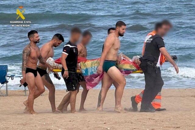 Los oficiales de policía se desprenden para rescatar bañas mientras otro se ahoga en el concurrido resort Costa Blanca sin salvavidas
