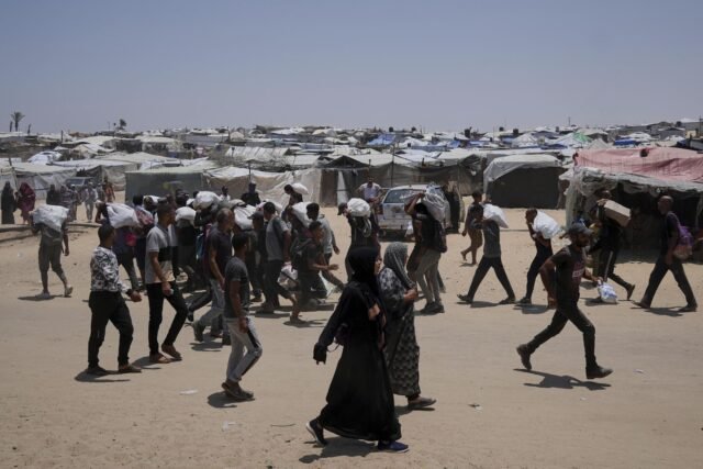 Los palestinos dicen que el fuego israelí mata a 5 sitios de ayuda cerca. Israel dice que disparó a los disparos de advertencia
