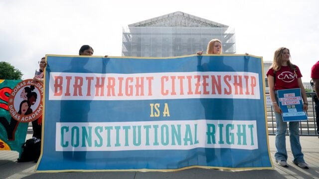 Los partidarios de MAGA se dividen sobre si Trump debería seguir las decisiones judiciales
