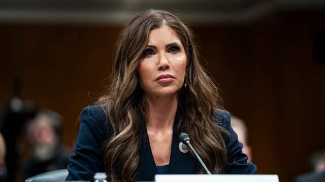 Los periodistas de Los Ángeles demandan a Noem por la respuesta del DHS a los disturbios en medio de las redadas de inmigración
